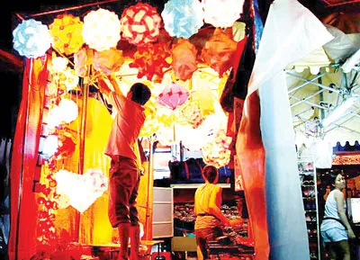Khoe sắc.