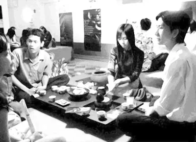 Các thành viên trẻ của CLB Trà Việt ngồi đàm đạo quanh khay trà thơm.