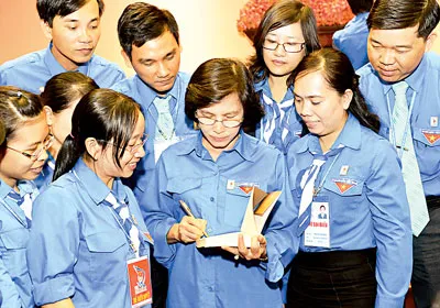 Đồng chí Phạm Phương Thảo ký tặng sách cho các đại biểu.