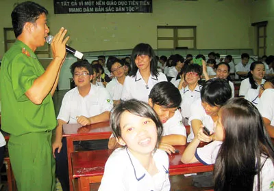 Tuyên truyền luật trong học đường - Nâng cao kỹ năng phòng vệ cho học sinh