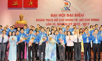 Lãnh đạo Thành phố Hồ Chí Minh chúc mừng Ban Chấp hành Thành đoàn nhiệm kỳ 2012 - 2017. Ảnh: V.Dũng