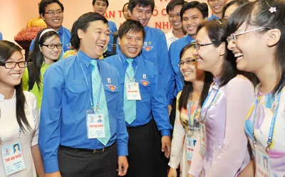 Tân Bí thư Thành đoàn Lê Quốc Phong (giữa) chia sẻ cùng thanh niên. Ảnh: V.Dũng