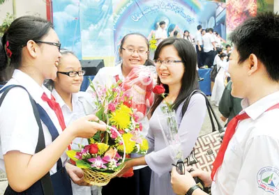 Học sinh Trường THPT Lương Thế Vinh quận 1, TPHCM tặng hoa chúc mừng cô giáo nhân ngày Nhà giáo Việt Nam 20-11. Ảnh: MAI HẢI