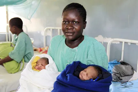 Người mẹ trẻ và hai đứa con sinh đôi