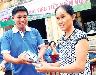 Nhiều người dân mang đèn dây tóc đến đổi lấy đèn compact tiết kiệm điện Philips.