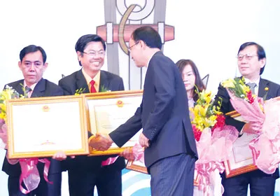 Ông Đặng Phước Thành - Chủ tịch HĐQT Công ty Vinasun nhận bằng khen của Thủ tướng Chính phủ (tháng 10- 2012)