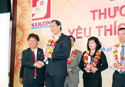 Vinasun - thương hiệu taxi uy tín, chất lượng được nhiều khách hàng yêu thích và sử dụng. Trong ảnh: Vinasun nhận giải thưởng Thương hiệu Việt được yêu thích nhất năm 2011 do Báo SGGP tổ chức.