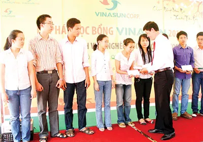 Ngoài hoạt động kinh doanh, Vinasun luôn chú trọng đến các hoạt động xã hội. Trong ảnh: Lễ hội truyền thống của Vinasun được tổ chức hàng năm và Lễ trao học bổng cho sinh viên nghèo hiếu học.