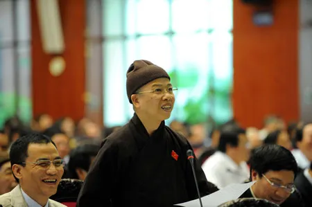 Thượng tọa Thích Thanh Quyết (Quảng Ninh) chất vấn Thủ tướng sáng nay. Ảnh: Minh Điền