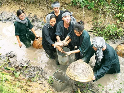 Tour “Một ngày làm nông dân” ở các khu du lịch ĐBSCL thu hút du khách. Ảnh: N.Lan