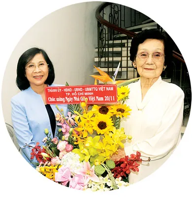 Đồng chí Nguyễn Thị Thu Hà, Ủy viên Trung ương Đảng, Phó Bí thư Thành ủy TPHCM (trái) thăm và tặng hoa gia đình cố GS Lương Định Của nhân Ngày Nhà giáo Việt Nam 20-11.