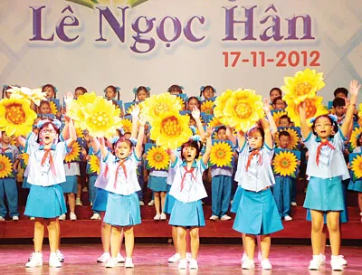 Hợp ca - múa Khúc ca Lê Ngọc Hân do học sinh Trường Tiểu học Lê Ngọc Hân, quận 1 biểu diễn. Ảnh: Đỗ Hạnh