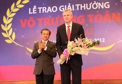 Đồng chí Hứa Ngọc Thuận-Phó Chủ tịch UBND TPHCM trao lẵng hoa cho nhà tài trợ.