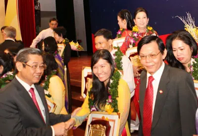 Đồng chí Hứa Ngọc Thuận - Phó Chủ tịch UBND TPHCM và đồng chí Nguyễn Tấn Phong - Tổng Biên tập Báo SGGP chúc mừng các nhà giáo đạt giải thưởng Võ Trường Toản.