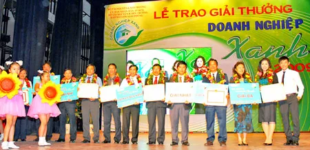 Các doanh nghiệp nhận giải thưởng Doanh nghiệp xanh. Ảnh: KIM NGÂN