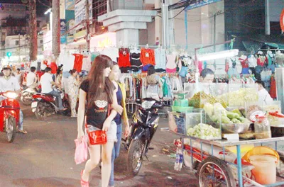 Rồi các loại thức ăn, trái cây hỗn tạp... cũng "xí chỗ"