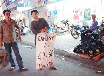 Các hình thức xuống tận lòng đường chèo kéo, mời khách mua hàng cũng phổ biến ở đây. Khi lực lượng chức năng địa phương đi kiểm tra, những người buôn bán kéo các quầy di động chạy tán loạn. Đôi khi họ còn có hành vi chống đối, hù dọa, hành hung nhân viên công quyền