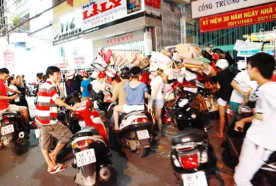 Tiếp đến nào là giỏ, túi xách, dây nịt, vớ...