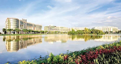 Khu kinh tế - thương mại quốc tế của Phú Mỹ Hưng với khu mua sắm Cresent Mall bên hồ Bán Nguyệt.