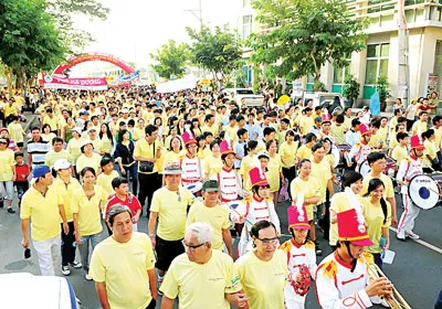 Cư dân Phú Mỹ Hưng cùng cư dân thành phố đi bộ từ thiện giúp người nghèo thành phố.