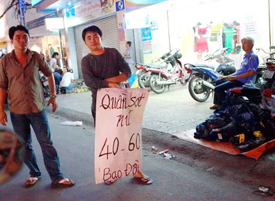 Người bán xuống tận lòng đường chèo kéo, mời khách mua hàng cũng phổ biến ở đây. Khi lực lượng chức năng địa phương đi kiểm tra, những người buôn bán kéo các quầy di động chạy tán loạn. Đôi khi những người buôn bán quay lại có hành vi chống đối, hù dọa hành hung nhân viên công quyền khi hàng hóa họ bị bắt giữ.