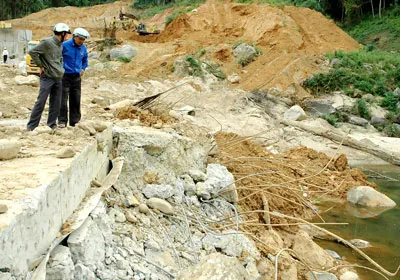 Hiện trường đập thủy điện Đăk Mek 3 bị vỡ.