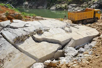 Vụ vỡ đập thủy điện Đăk Mek 3 (Kon Tum) - Bê tông thân đập toàn… đất đá ảnh 4