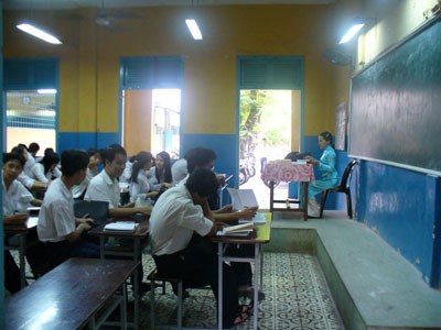 Students studying English in Tran Khai Nguyen High School in District 5 (Photo: U. Phuong)