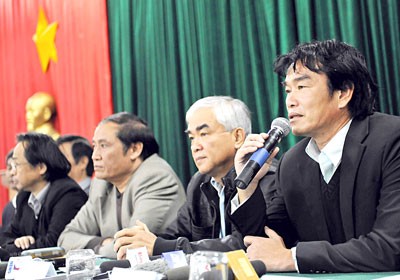 Coach Phan Thanh Hung (R) announces his resignation during a press conference yesterday (Photo: Ng.Nguyen)