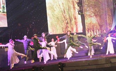 An art performance at the concert on the country’s war history (Photo: Tuoi Tre Online)