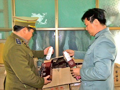 Officials seize contraband cosmetics from China in the northern province of Lang Son (Photo: SGGP)