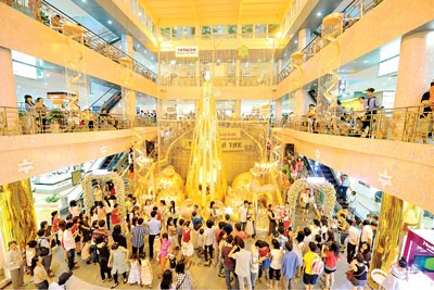 A festive Christmas and New Year atmosphere at a trade center in HCMC (Photo: SGGP)