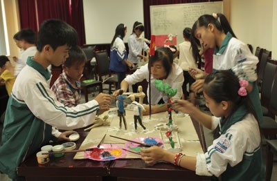Students of Phu Minh Junior High School in Hoa Binh Province absorbed in make 3D models (Photo: SGGP)