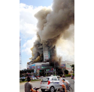 Uncontrollably huge black flames engulfed the building (Photo: SGGP)
