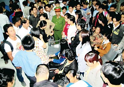 People queuing to buy Tet train tickets at Saigon Railway Station (Photo: SGGP)