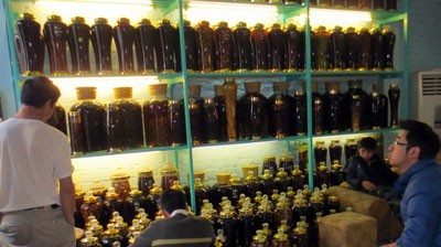 Labels on Ba Kich wine bottles displayed in the shop have a map of Vietnam without Hoang Sa (Paracel) and Truong Sa (Spratly) Islands (Photo: Tuoi tre)