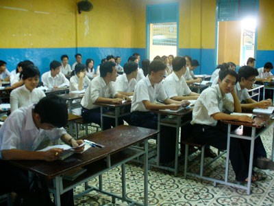 Students of Trang Khai Nguyen High School in District 5 in Ho Chi Minh City learn mathematics (Photo: U. Phuongi)