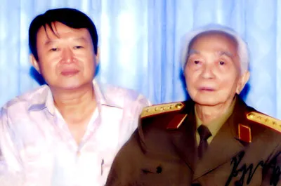 “Cậu là… phi công chứ gì?”