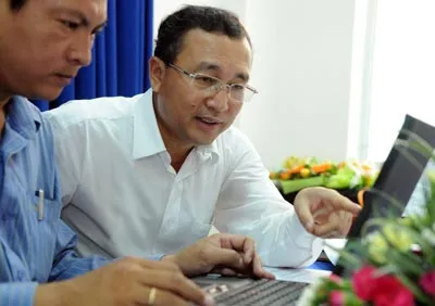 Ông Nguyễn Hoài Nam - Phó Giám đốc Sở Tài Nguyên - Môi Trường TPHCM (phải) đang trả lời thắc mắc của bạn đọc