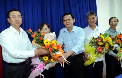 Tổng Biên tập Báo Sài Gòn Giải Phóng Nguyễn Tấn Phong (giữa) tặng hoa Ban lãnh đạo Sở Tài nguyên Môi trường TPHCM