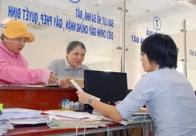 Người dân làm hồ sơ nhà đất tại Văn phòng Đăng ký quyền sử dụng đất - Sở Tài nguyên Môi trường TPHCM.