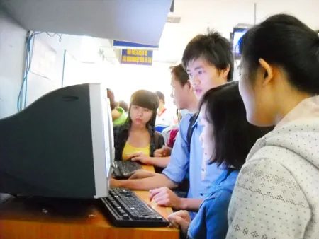 Ngày thứ hai bán vé tàu qua mạng: Hành khách dễ dàng truy cập đặt chỗ