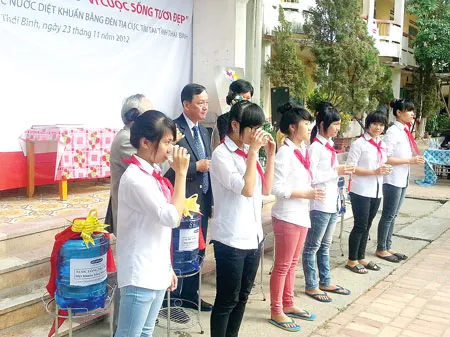 Các đại biểu và học sinh uống nước lấy từ hệ thống lọc nước