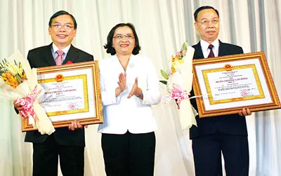 Đồng chí Thân Thị Thư, Ủy viên Ban Thường vụ, Trưởng ban Tuyên giáo Thành ủy TPHCM trao Huân chương Lao động hạng ba cho nguyên Phó TBT Báo SGGP Nguyễn Trung Bộ (bìa phải) và Phó TBT Báo SGGP Lê Tiền Tuyến.