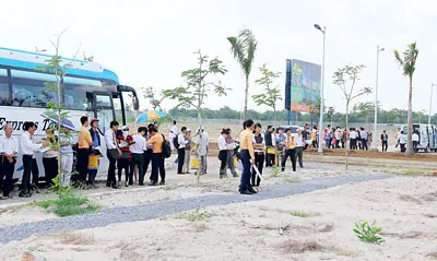 Khách hàng tham quan dự án Ngọc Bích, thác Giang Điền, Đồng Nai, ngày 8-12.
