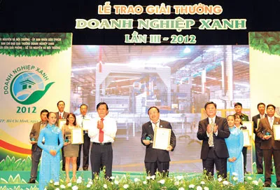 Tổng Biên tập Báo SGGP Nguyễn Tấn Phong chúc mừng doanh nghiệp đạt giải nhất Giải thưởng Doanh nghiệp xanh năm 2012 đối với doanh nghiệp sản xuất quy mô lớn. Ảnh: KIM NGÂN