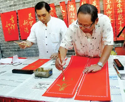 Trình diễn viết thư pháp Hán Nôm tại TPHCM. Ảnh: MINH AN