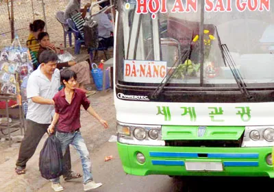 Xe dù đón khách trên quốc lộ 1A, quận Thủ Đức. Ảnh: Kim Ngân