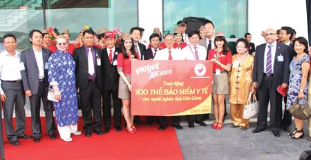 Lãnh đạo VietJetAir trao tặng 300 thẻ bảo hiểm y tế cho người nghèo tỉnh Kiên Giang nhân dịp khai trương đường bay mới