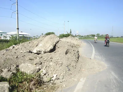 Đổ trộm xà bần trên cầu vượt